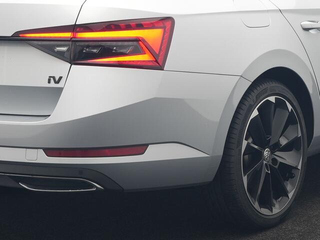 Skoda SUPERB Combi 1.4 TSI iV Sportline Plug In Hybrid 218pk Dealer O.H PHEV | Trekhaak Af Fabriek | Panodak | Adaptive Cruise | Camera | Alcantara Sportstoelen Memory & Verwarmd | Apple Carplay | Navigatie | Crystal LED | Sportstuur Vewarmd | Virtual | DAB |