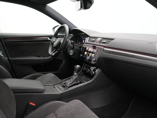 Skoda SUPERB Combi 1.4 TSI iV Sportline Business Plug In Hybrid 218pk Dealer O.H PHEV | Trekhaak Af Fabriek | Panodak | Adaptive Cruise | Alcantara Sportstoelen Memory & Verwarmd | Sfeerverlichting | Apple Carplay | Stuur Verwarmd | Virtual | Keyless | DAB | 19"L.M |