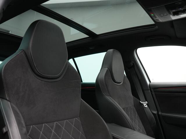 Skoda SUPERB Combi 1.4 TSI iV Sportline Business Plug In Hybrid 218pk Dealer O.H PHEV | Trekhaak Af Fabriek | Panodak | Adaptive Cruise | Alcantara Sportstoelen Memory & Verwarmd | Sfeerverlichting | Apple Carplay | Stuur Verwarmd | Virtual | Keyless | DAB | 19"L.M |