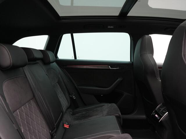 Skoda SUPERB Combi 1.4 TSI iV Sportline Business Plug In Hybrid 218pk Dealer O.H PHEV | Trekhaak Af Fabriek | Panodak | Adaptive Cruise | Alcantara Sportstoelen Memory & Verwarmd | Sfeerverlichting | Apple Carplay | Stuur Verwarmd | Virtual | Keyless | DAB | 19"L.M |