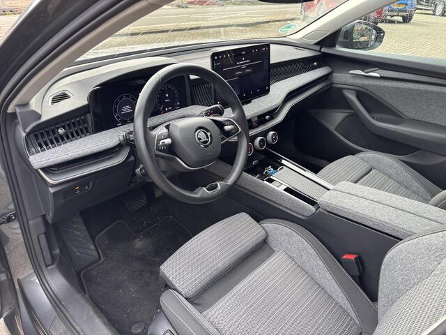 Skoda SUPERB Combi 1.5 TSI 150PK MHEV First Edition , Automaat, Trekhaak, Adap.Cruise, LMV 19 Inch, Apple Carplay, Camera, PDC, Stoelverwarming, All Season