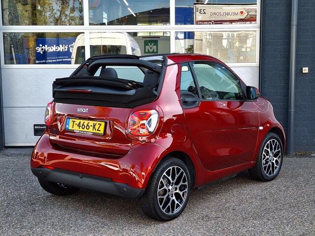 Smart FORTWO EQ cabriolet | Leder Zwart | Comfort Plus Pakket | Winter Pakket | JBL Soundsystem | LED Koplampen | Regensensor | Lichtsensor | Achteruitrijcamera | Sfeerverlichting | Stoelverwarming | Stuurverwarming | Cruise Control | Parkeersensoren Achter