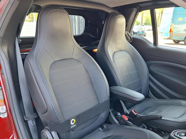 Smart FORTWO EQ cabriolet | Leder Zwart | Comfort Plus Pakket | Winter Pakket | JBL Soundsystem | LED Koplampen | Regensensor | Lichtsensor | Achteruitrijcamera | Sfeerverlichting | Stoelverwarming | Stuurverwarming | Cruise Control | Parkeersensoren Achter