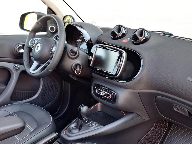 Smart FORTWO EQ cabriolet | Leder Zwart | Comfort Plus Pakket | Winter Pakket | JBL Soundsystem | LED Koplampen | Regensensor | Lichtsensor | Achteruitrijcamera | Sfeerverlichting | Stoelverwarming | Stuurverwarming | Cruise Control | Parkeersensoren Achter