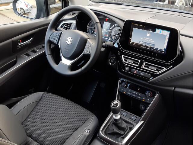 Suzuki S-Cross 1.4 BOOSTERJET STYLE SMART HYBRID 1.500 Kg Trekgewicht | Met 6 JAAR GARANTIE! | Inclusief ¤ 3.300,- Voorraad Voordeel