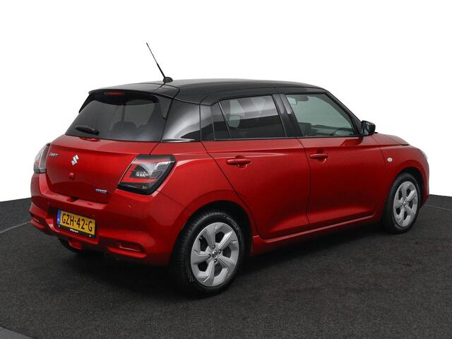 Suzuki SWIFT 1.2 Select Smart Hybrid | Stoelverwarming | Grootscherm Navigatie | Draadloos Apple Carplay | Bi- tone parelmoer Rood | Parkeersensoren Achter | Keyless Entry |