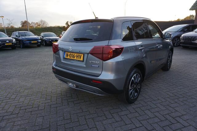 Suzuki VITARA 1.4 BOOSTERJET STYLE LUXE SMART HYBRID TWO TONE DEALER ONDERHOUDEN CAMERA AFN.TREKHAAK AFWIJKENDE DAKKLEUR LED NAVI ANDROID/APPLECARPLAY ADAPTIEVE CRUISE CLIMA PDC KEYLESS BLUETOOTH ENZ...