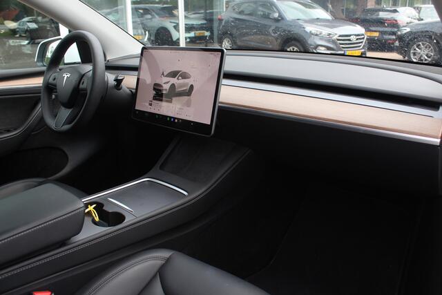 Tesla Model Y Long Range AWD 75 kWh / Autopilot / Panoramadak / Camera / 21'' / Keyless / Leder / Dodehoek / Navigatie / Stoelverwarming