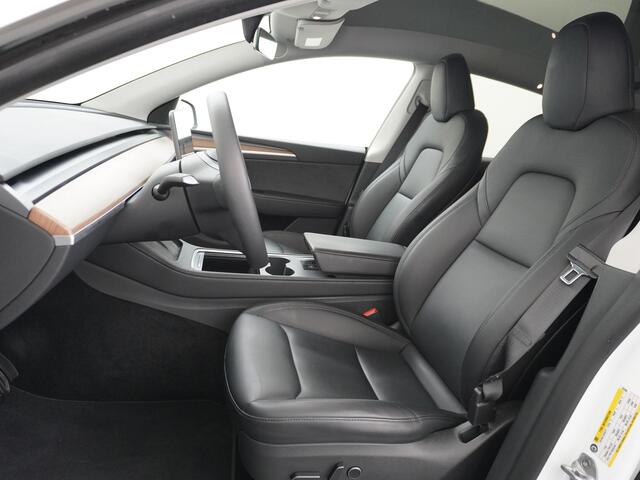 Tesla Model Y Long Range AWD 75kWh Warmtepomp Autopilot FSD-Computer 3 Leder Pano-dak Elektr.Stuur+Stoel+Verwarmd Navi Ecc Premium Audio Keyless Priv.Glass Camera's Elektr.AchterKlep Parkeer Assistent Sentry-Mode Privacyglas Bluetooth Dodehoek detector Connected servic