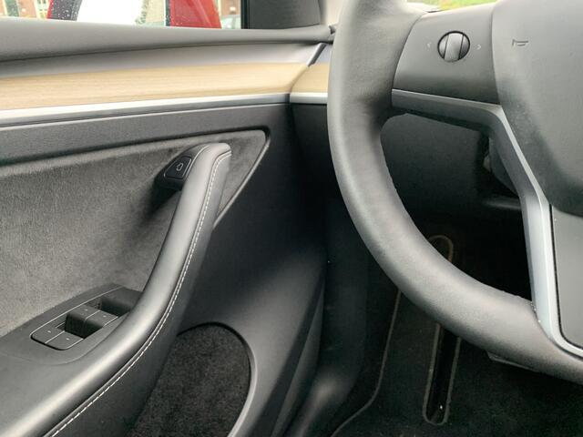 Tesla Model Y Long Range AWD 75 kWh, Black-line