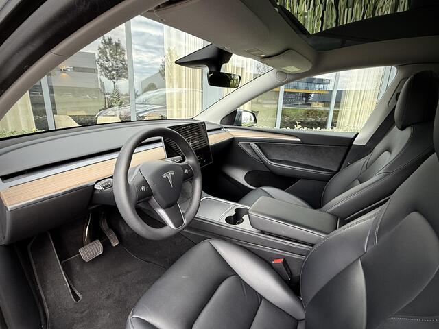 Tesla Model Y Long Range AWD Autopilot/ 20 inch/ Panodak