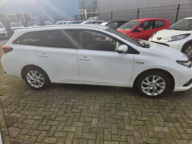 Toyota AURIS Touring Sports 1.8 Hybrid Energy Plus | 1e Eigenaar | NIEUW GELEVERD & ONDERHOUDEN | Trekhaak | Navigatie |