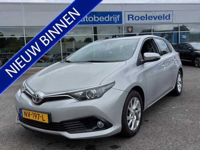 Toyota AURIS 1.2T 116pk Aspiration 5-Deurs | Origineel NL | 1300kg Trekgewicht | Navi | Clima | Cruise | Achteruitrijcamera | Rijstrook+Licht+Regensensor | Mistlampen | 16''lm | Trekhaak