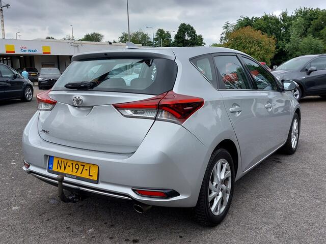 Toyota AURIS 1.2T 116pk Aspiration 5-Deurs | Origineel NL | 1300kg Trekgewicht | Navi | Clima | Cruise | Achteruitrijcamera | Rijstrook+Licht+Regensensor | Mistlampen | 16''lm | Trekhaak