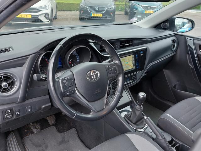 Toyota AURIS 1.2T 116pk Aspiration 5-Deurs | Origineel NL | 1300kg Trekgewicht | Navi | Clima | Cruise | Achteruitrijcamera | Rijstrook+Licht+Regensensor | Mistlampen | 16''lm | Trekhaak