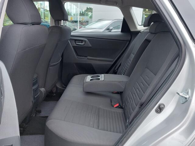 Toyota AURIS 1.2T 116pk Aspiration 5-Deurs | Origineel NL | 1300kg Trekgewicht | Navi | Clima | Cruise | Achteruitrijcamera | Rijstrook+Licht+Regensensor | Mistlampen | 16''lm | Trekhaak