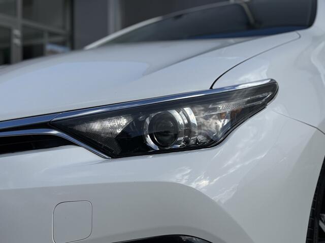 Toyota AURIS 1.8 Hybrid Volcano Edition Trekhaak, Navigatie, Parkeersensoren , All-in Rijklaarprijs