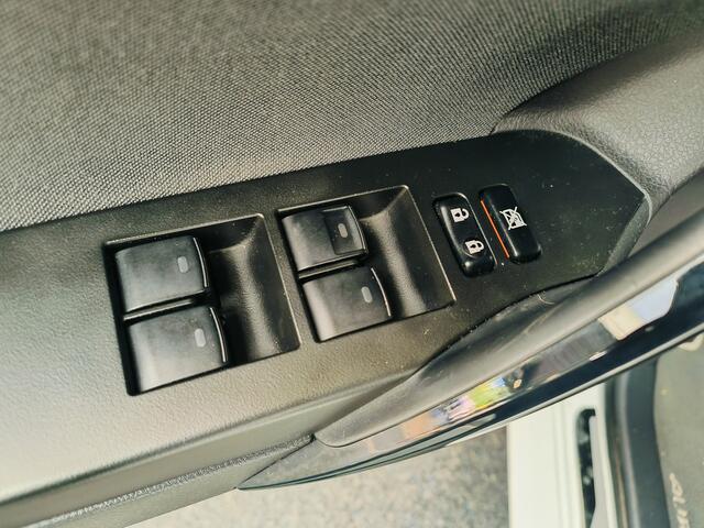 Toyota AURIS Touring Sports 1.8 Hybrid Dynamic Ultimate Rijklaar + 12 maanden Bovag-garantie Henk Jongen Auto's in Helmond, al 50 jaar service zoals 't hoort!