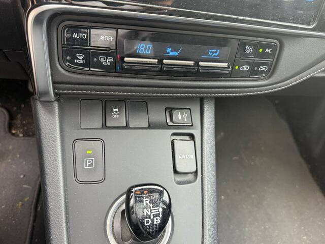 Toyota AURIS 1.8 Hybrid Trend 136pk Automaat | Trekhaak | Panorama dak | Navigatie | Achteruitrijcamera | Climate control