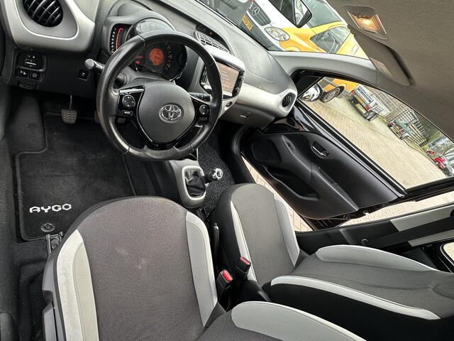 Toyota AYGO 1.0 VVT-i x-play / Carplay / Camera / Nap / Airco / 5-drs