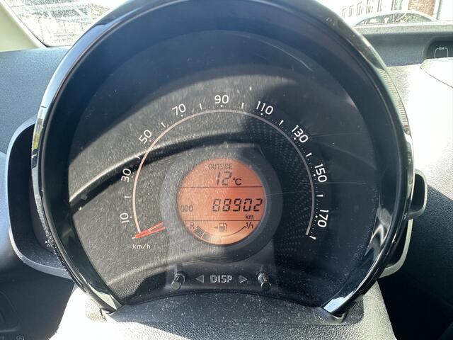 Toyota AYGO 1.0 VVT-i x-play limited 1e eigenaar / Airco / Carplay / Camera / Nap