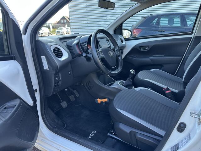Toyota AYGO 1.0 VVT-i x-play limited 1e eigenaar / Airco / Carplay / Camera / Nap