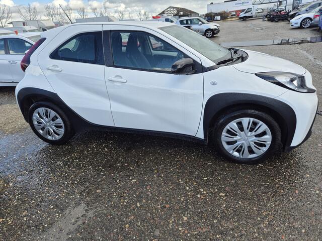 Toyota AYGO X 1.0 VVT-i MT Play 20.000km lichte schade btw scherm, bumper, deur spuiten