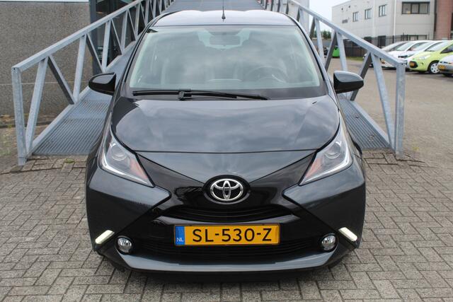Toyota AYGO 1.0 VVT-i x-play Lage kilometerstand!!/Automaat/Navigatie/Apple carplay/Airco/Achteruitrijcamera/Toerenteller/Bluetooth/Elektrische ramen/Elektrisch verstelbare spiegels.