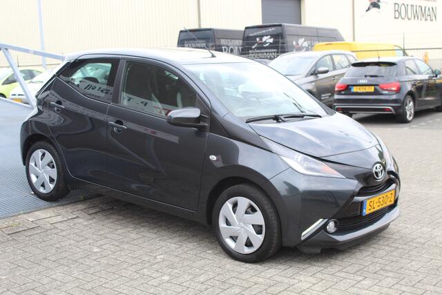 Toyota AYGO 1.0 VVT-i x-play Lage kilometerstand!!/Automaat/Navigatie/Apple carplay/Airco/Achteruitrijcamera/Toerenteller/Bluetooth/Elektrische ramen/Elektrisch verstelbare spiegels.