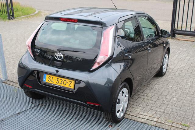 Toyota AYGO 1.0 VVT-i x-play Lage kilometerstand!!/Automaat/Navigatie/Apple carplay/Airco/Achteruitrijcamera/Toerenteller/Bluetooth/Elektrische ramen/Elektrisch verstelbare spiegels.