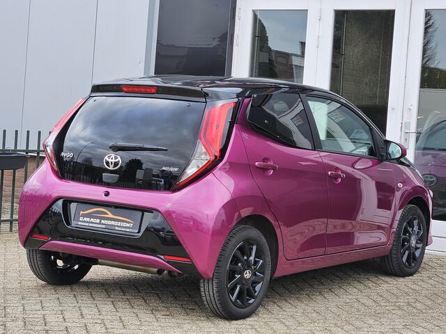 Toyota AYGO 1.0 VVT-i x-play AIRCO|CAMERA|GETINT GLAS|LM-VELGEN|USB|BLUE TOOTH TELEFONIE|STOELVERWARMING Maandag tot Vrijdag van 09.00 tot 20.00 uur en Zaterdag van 09.00 tot 18.00 uur