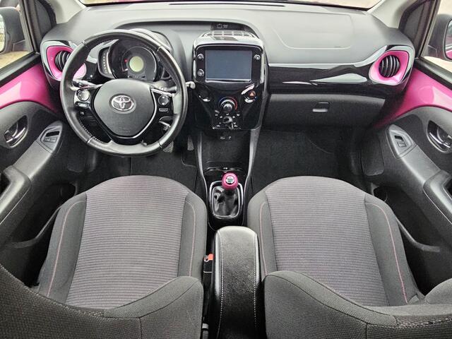 Toyota AYGO 1.0 VVT-i x-play AIRCO|CAMERA|GETINT GLAS|LM-VELGEN|USB|BLUE TOOTH TELEFONIE|STOELVERWARMING Maandag tot Vrijdag van 09.00 tot 20.00 uur en Zaterdag van 09.00 tot 18.00 uur
