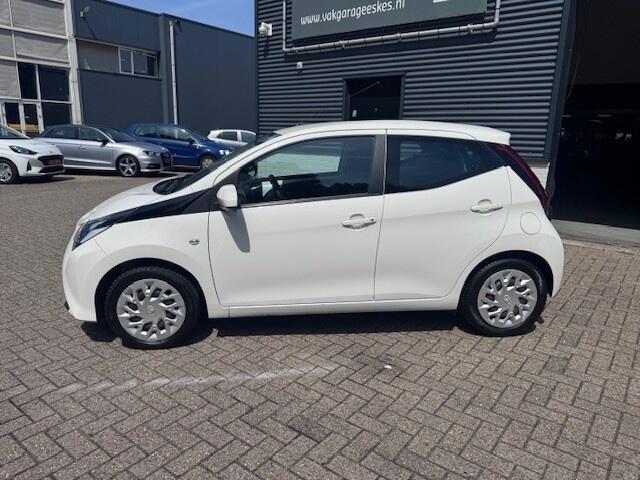 Toyota AYGO 1.0 VVT-i x-play 5 Drs. Airco, Navi. Bleuth. Camera.