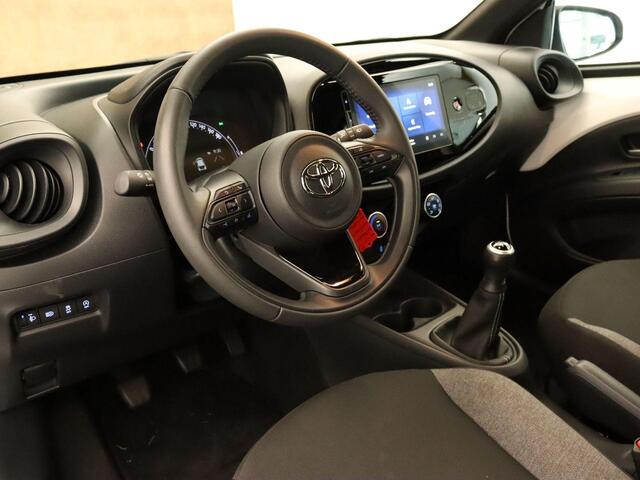 Toyota AYGO X 1.0 VVT-i MT Play - ORIGINEEL NEDERLANDSE AUTO - AIRCO - ADAPTIEVE CRUISE CONTROL - ACHTERUITRIJCAMERA - BLUETOOTH - LICHTSENSOR - DAB RADIO