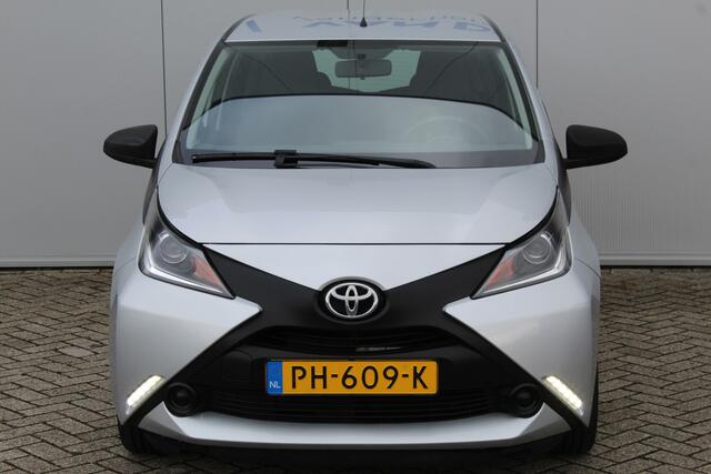 Toyota AYGO 1.0-70pk VVT-i x-fun 5drs. Keurige Toyota Aygo 5drs. Slechts 24,- wegenbelasting per mnd. Airco, metallic lak, 5 deuren, ABS/ESP, telefoonvoorb., USB, elektr. ramen voor, centr. vergr. afst. bed.