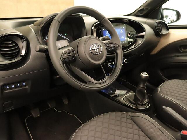 Toyota AYGO X 1.0 VVT-i MT Premium - ORIGINEEL NEDERLANDSE AUTO - CARBIO DAK - PARKEERSENSOREN VOOR EN ACHTER - DRAADLOZE APPLE CARPLAY/ANDROID AUTO - DRAADLOZE TELEFOONLADER - VOORSTOELEN VERWARMD - NAVIGATIE