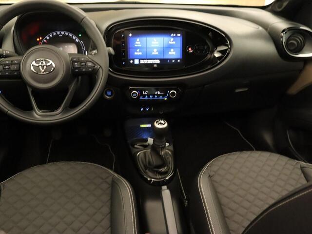 Toyota AYGO X 1.0 VVT-i MT Premium - ORIGINEEL NEDERLANDSE AUTO - CARBIO DAK - PARKEERSENSOREN VOOR EN ACHTER - DRAADLOZE APPLE CARPLAY/ANDROID AUTO - DRAADLOZE TELEFOONLADER - VOORSTOELEN VERWARMD - NAVIGATIE
