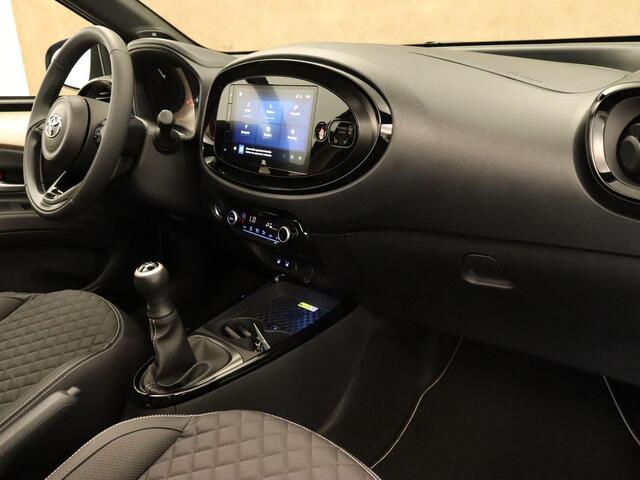 Toyota AYGO X 1.0 VVT-i MT Premium - ORIGINEEL NEDERLANDSE AUTO - CARBIO DAK - PARKEERSENSOREN VOOR EN ACHTER - DRAADLOZE APPLE CARPLAY/ANDROID AUTO - DRAADLOZE TELEFOONLADER - VOORSTOELEN VERWARMD - NAVIGATIE