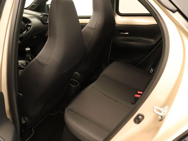 Toyota AYGO X 1.0 VVT-i MT Premium - ORIGINEEL NEDERLANDSE AUTO - CARBIO DAK - PARKEERSENSOREN VOOR EN ACHTER - DRAADLOZE APPLE CARPLAY/ANDROID AUTO - DRAADLOZE TELEFOONLADER - VOORSTOELEN VERWARMD - NAVIGATIE