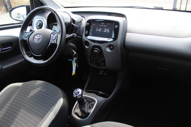 Toyota AYGO 1.0 VVT-i x-play Orig. NL/Navigatie/Achteruitrijcamera/Apple carplay/Airco/Bluetooth/Toerenteller/Multifunctioneel stuurwiel/LED koplampen/Elektrisch verstelbare spiegels/Elektrische ramen.