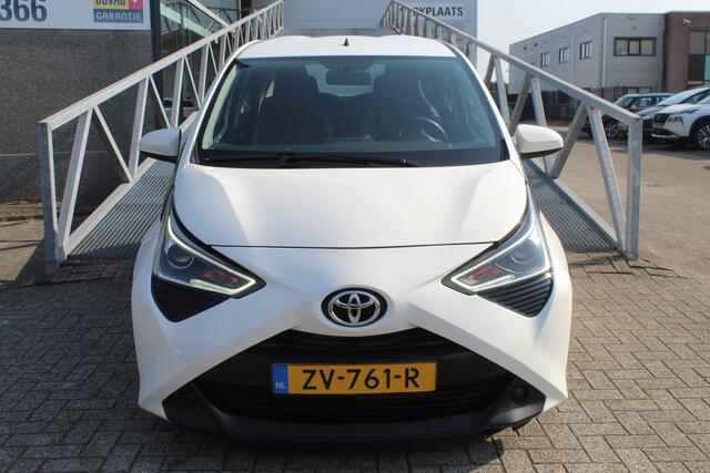 Toyota AYGO 1.0 VVT-i x-play limited Navigatie/Achteruitrijcamera/Apple carplay/Airco/Bluetooth/Toerenteller/Multifunctioneel stuurwiel/LED koplampen/Elektrisch verstelbare spiegels/Elektrische ramen.