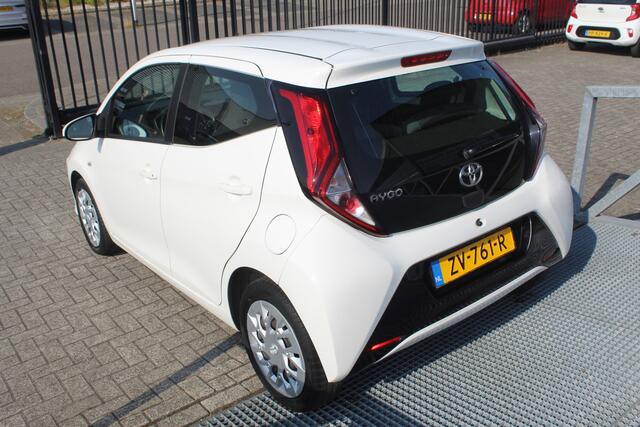 Toyota AYGO 1.0 VVT-i x-play limited Navigatie/Achteruitrijcamera/Apple carplay/Airco/Bluetooth/Toerenteller/Multifunctioneel stuurwiel/LED koplampen/Elektrisch verstelbare spiegels/Elektrische ramen.