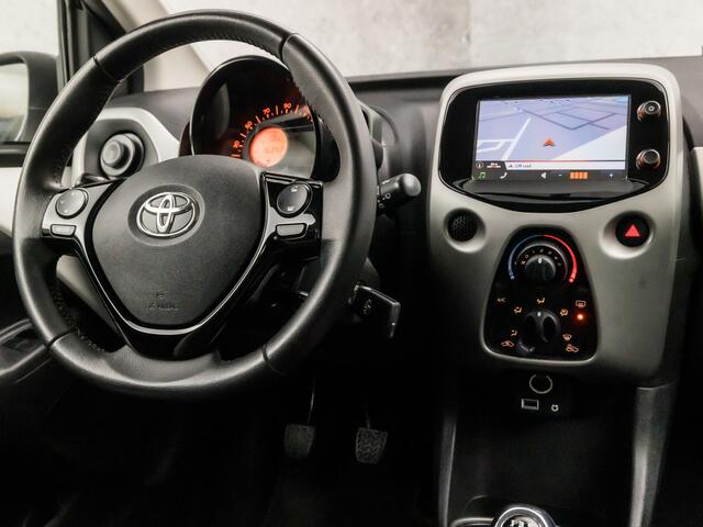 Toyota AYGO 1.0 VVT-i x-sport (APPLE CARPLAY, NAVIGATIE, CAMERA, SPORTSTOELEN, GETINT GLAS, CRUISE, LM VELGEN, ELEK RAMEN, NIEUWE APK, NIEUWSTAAT)
