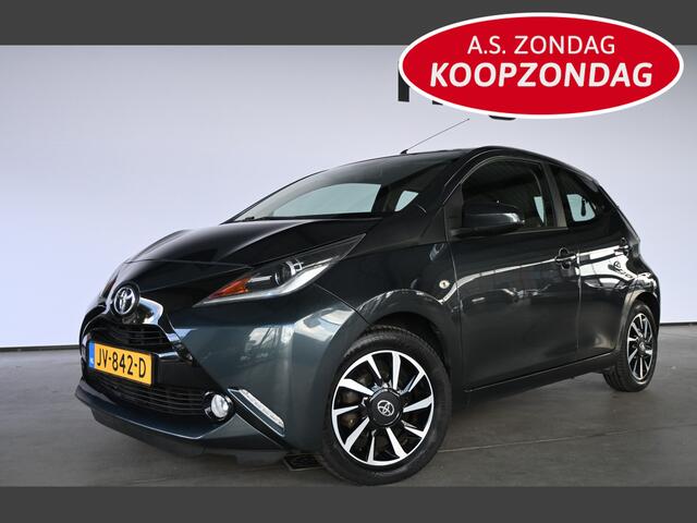Toyota AYGO 1.0 VVT-i x-play 5-deurs Airco Elektrisch pakket Dakdragers Achteruitrijcamera Multimediascherm Lichtmetaal 100% Onderhouden Inruil Mogelijk!