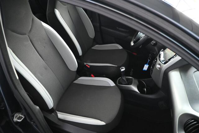 Toyota AYGO 1.0 VVT-i x-play 5-deurs Airco Elektrisch pakket Dakdragers Achteruitrijcamera Multimediascherm Lichtmetaal 100% Onderhouden Inruil Mogelijk!