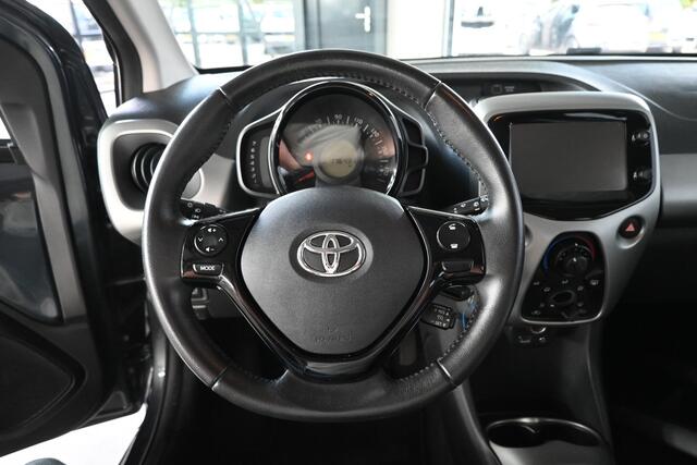 Toyota AYGO 1.0 VVT-i x-play 5-deurs Airco Elektrisch pakket Dakdragers Achteruitrijcamera Multimediascherm Lichtmetaal 100% Onderhouden Inruil Mogelijk!