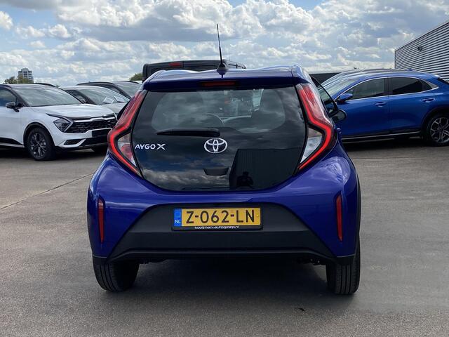Toyota AYGO X 1.0 VVT-i MT Play Apple CarPlay/Android Auto navigatie, achteruitrij camera, Nieuw geleverd, NL-auto, 1e eign. adaptieve cruise control,