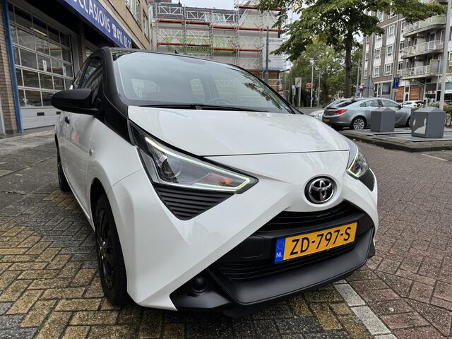 Toyota AYGO 1.0 VVT-i x-fun NAP | 1e Eigenaar | Airco | Carbon | Uniek | Led | Bluetooth | Dealeronderhouden |
