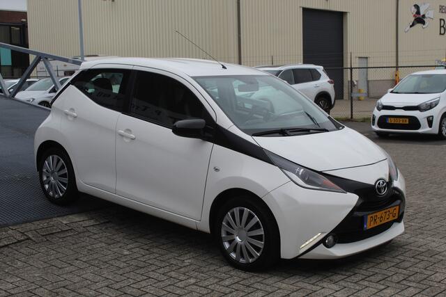 Toyota AYGO 1.0 VVT-i x-play Navigatie/Apple carplay/Airco/Achteruitrijcamera/Toerenteller/Elektrische ramen/Elektrisch verstelbare spiegels.