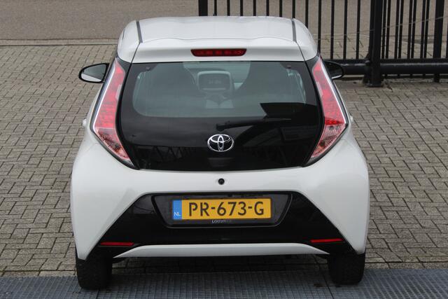 Toyota AYGO 1.0 VVT-i x-play Navigatie/Apple carplay/Airco/Achteruitrijcamera/Toerenteller/Elektrische ramen/Elektrisch verstelbare spiegels.
